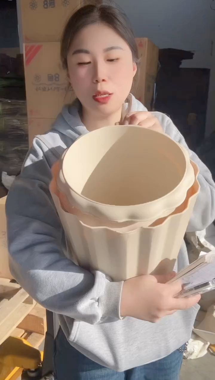 瑕疵多棱花盆和浮雕花盆共3只