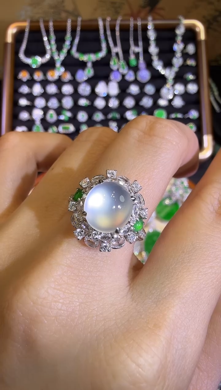 【闪购商品】翡翠戒指18K金镶嵌玻璃种极光白蛋面戒指