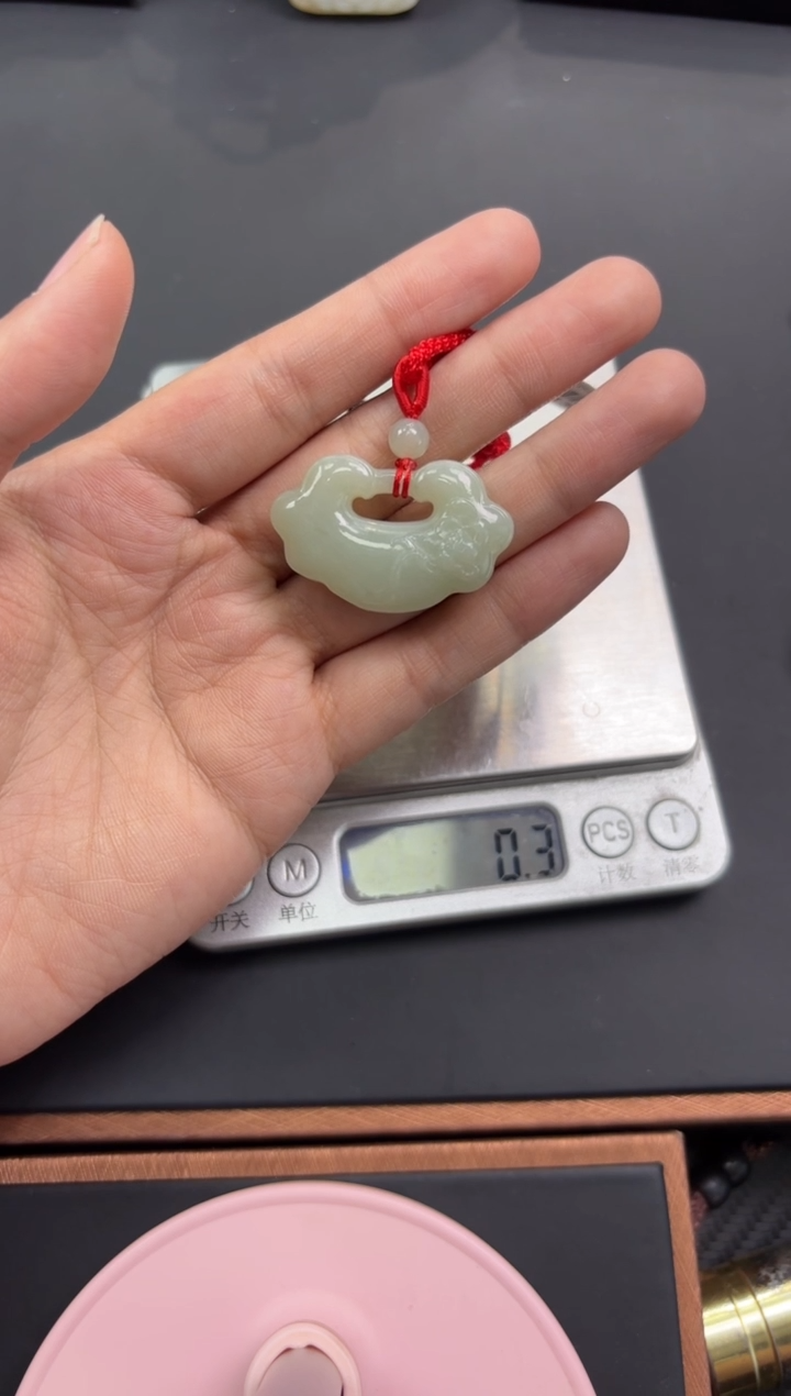 【闪购商品】和田玉吊坠(赠链)未镶嵌且末微色差近矿吊坠