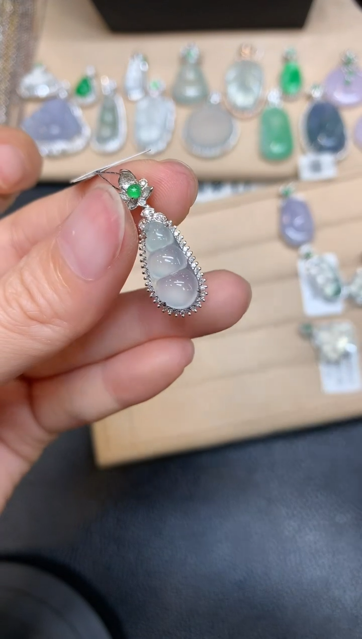 【闪购商品】翡翠颈饰18K金镶嵌福豆【无服务费