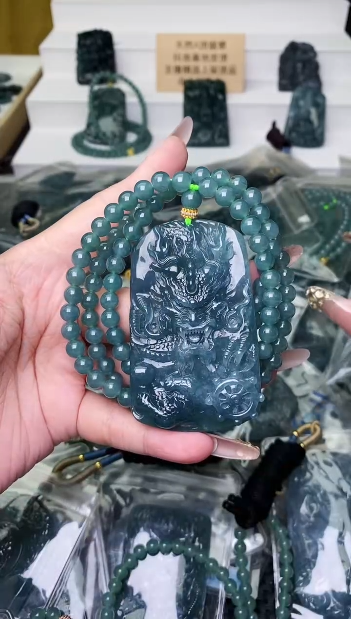 颈饰未镶嵌翡翠 