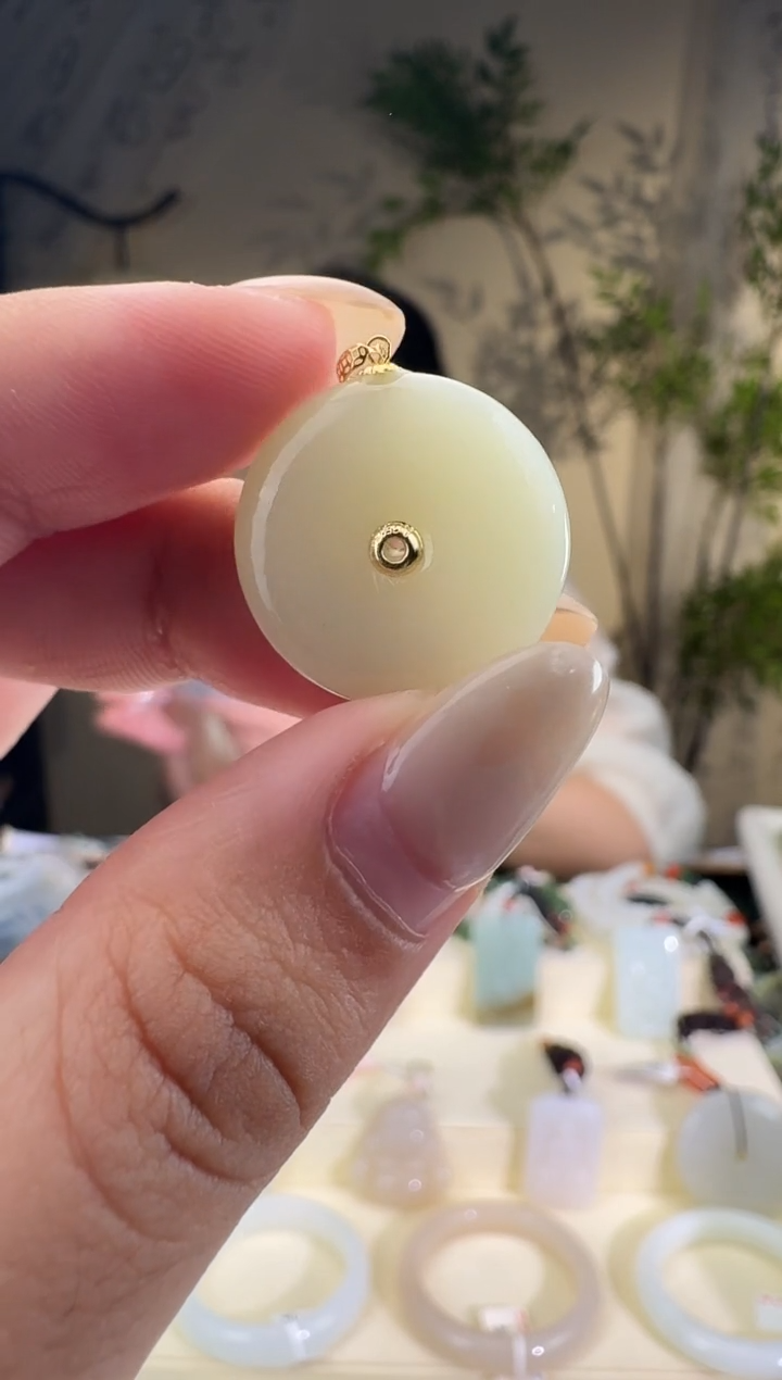 和田玉18K金镶嵌颈饰扣