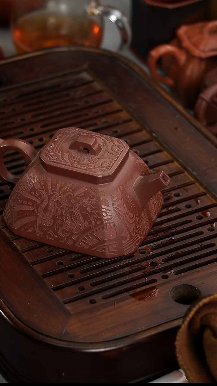 茶壶紫砂宜兴紫砂紫泥饕餮纹刻绘纳福八方200毫升