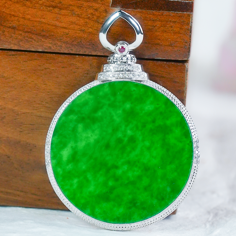 18k金镶嵌天然翡翠吊坠A货大气简镶时尚一点红满绿翡翠绿圆牌玉坠