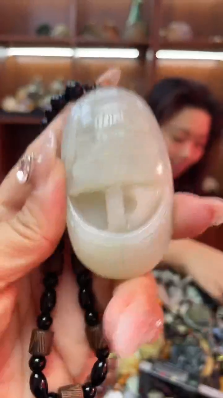 未镶嵌蛇纹石玉吊坠   