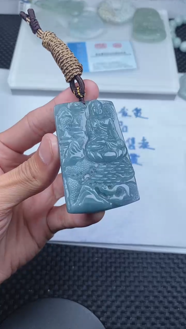 翡翠未镶嵌颈饰       71