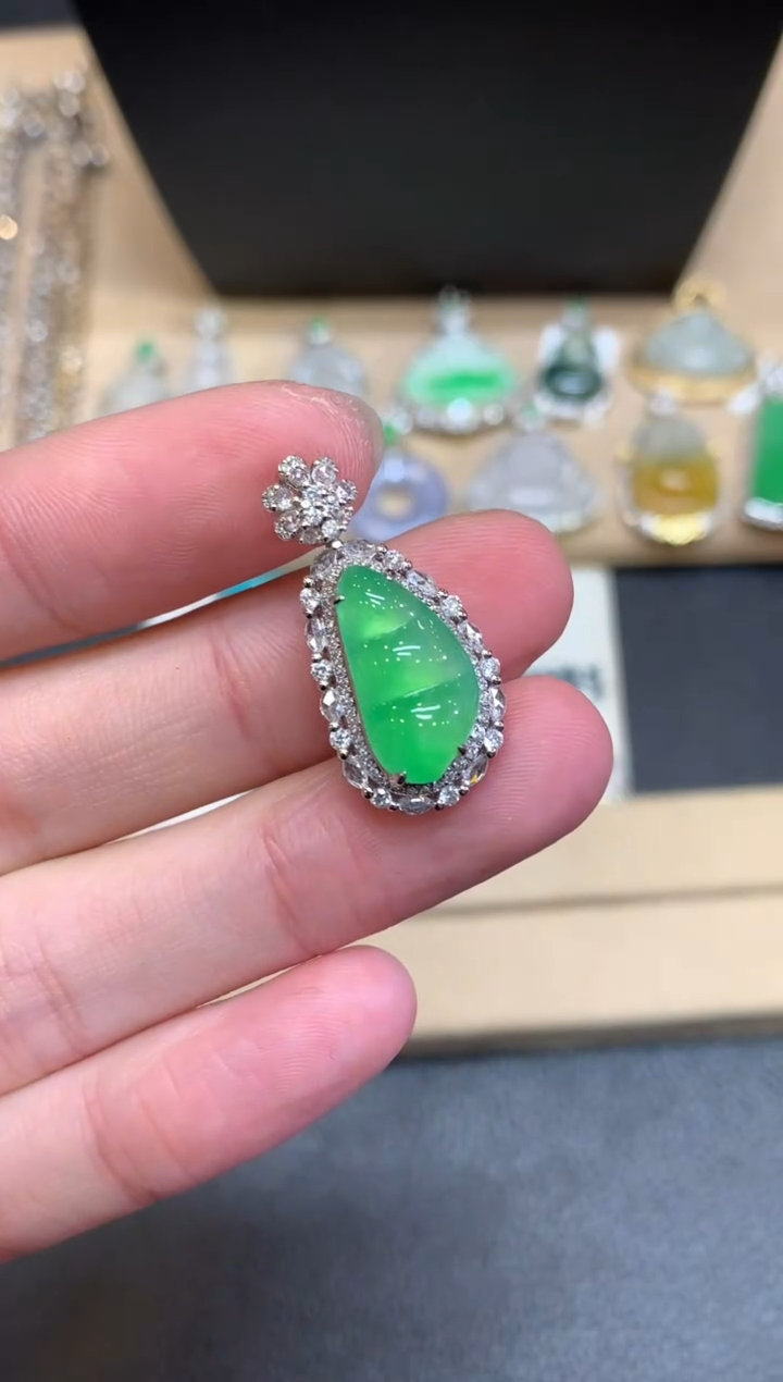 【闪购商品】翡翠颈饰18K金镶嵌福豆【无服务费】