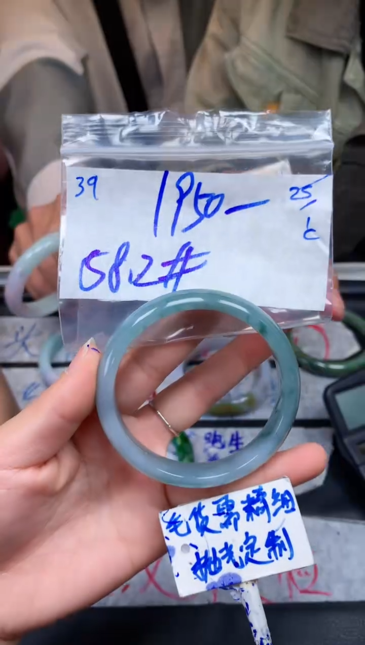 【闪购商品】定制翡翠未镶嵌39毛货需精细抛光手镯多样性拍一发一