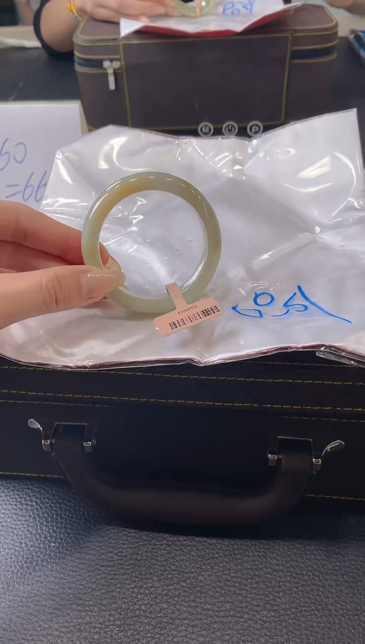 【闪购商品】翡翠手镯未镶嵌手镯