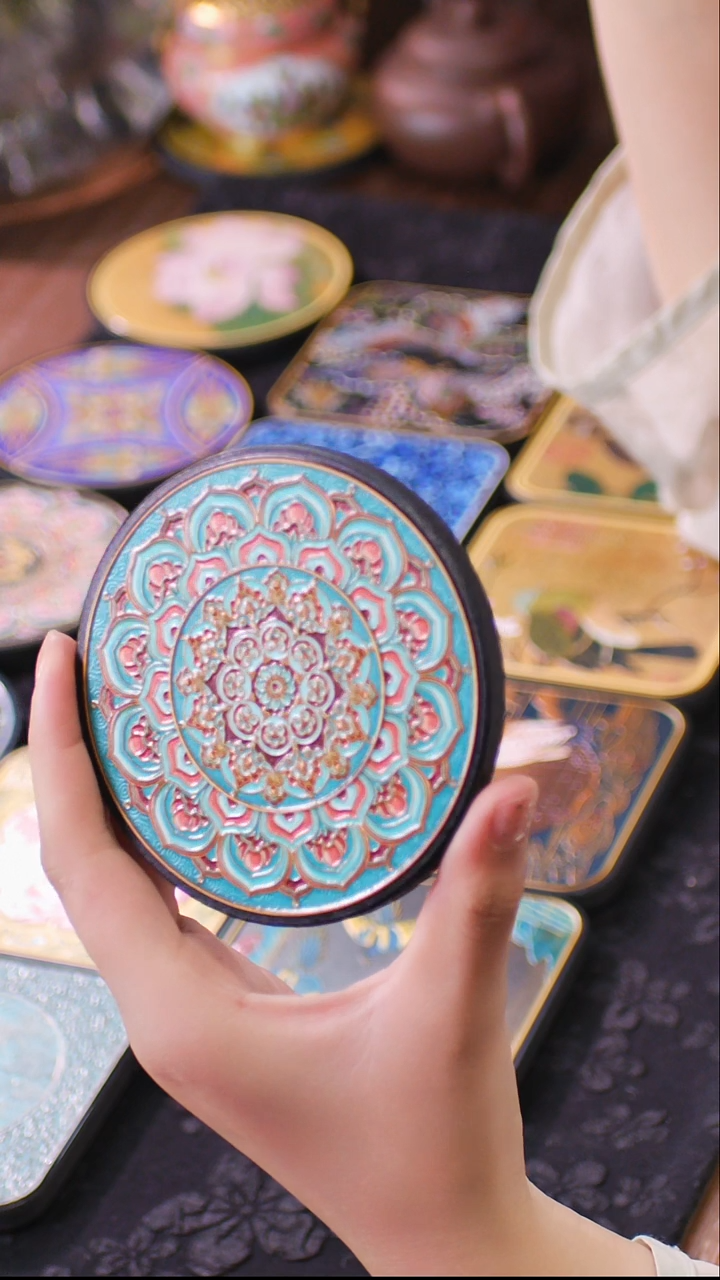 壹藏贰宝盛光图案杯垫一片