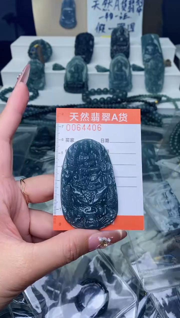 翡翠未镶嵌颈饰············