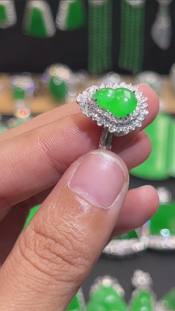 18K金镶嵌挂件翡翠戒指