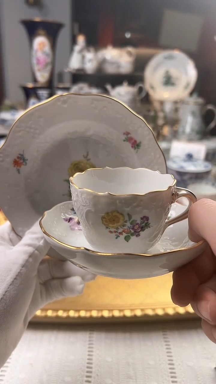 【闪购商品】瓷片梅森浮雕花绘摩卡杯碟盘二等