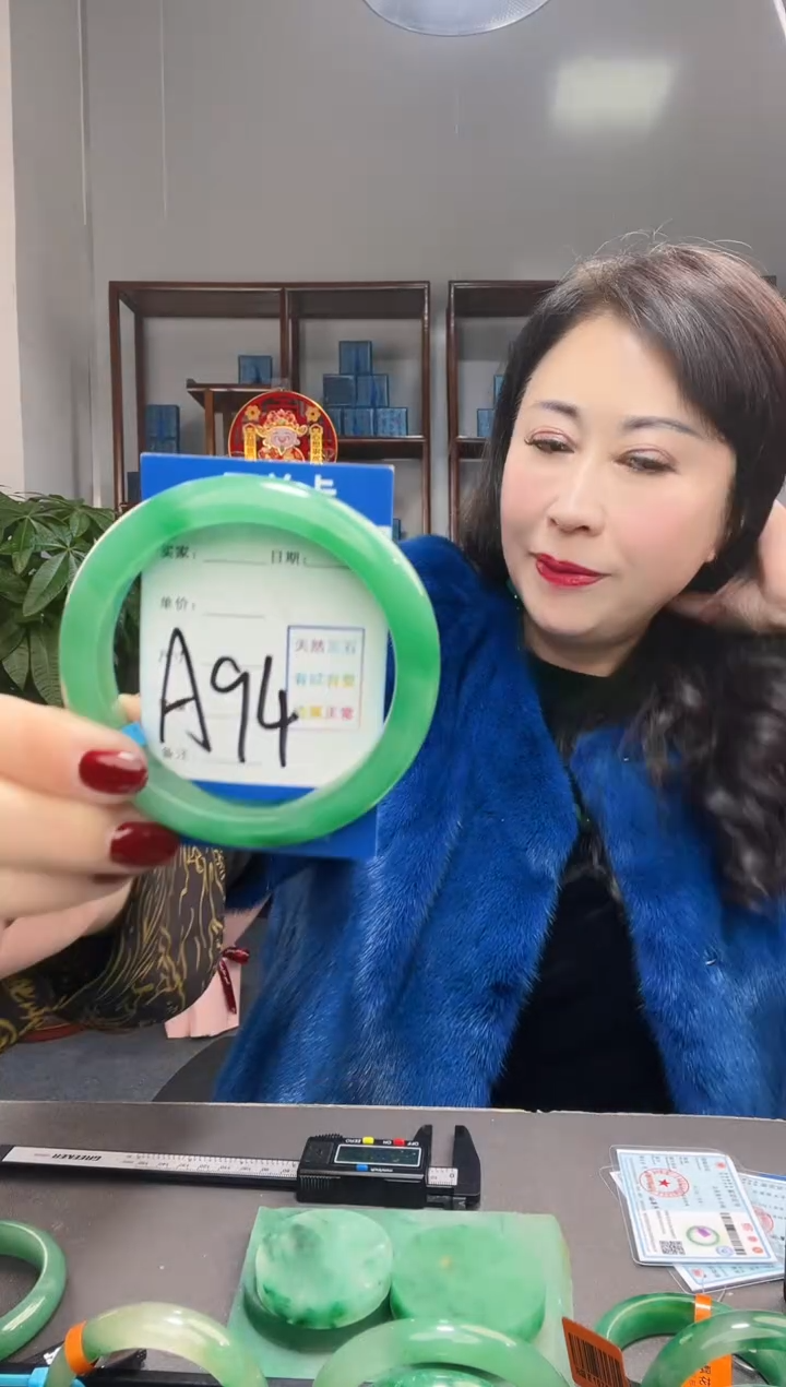 【闪购商品】石英质玉手镯未镶嵌非洲翠