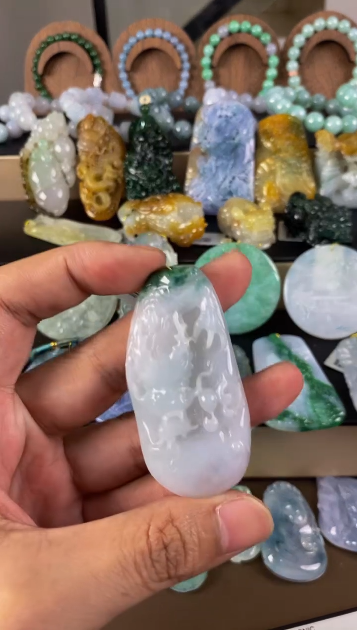 翡翠未镶嵌颈饰龙