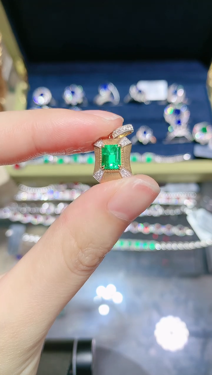 【闪购商品】祖母绿吊坠(不含链)18K金镶嵌0.86CT  哥伦比亚