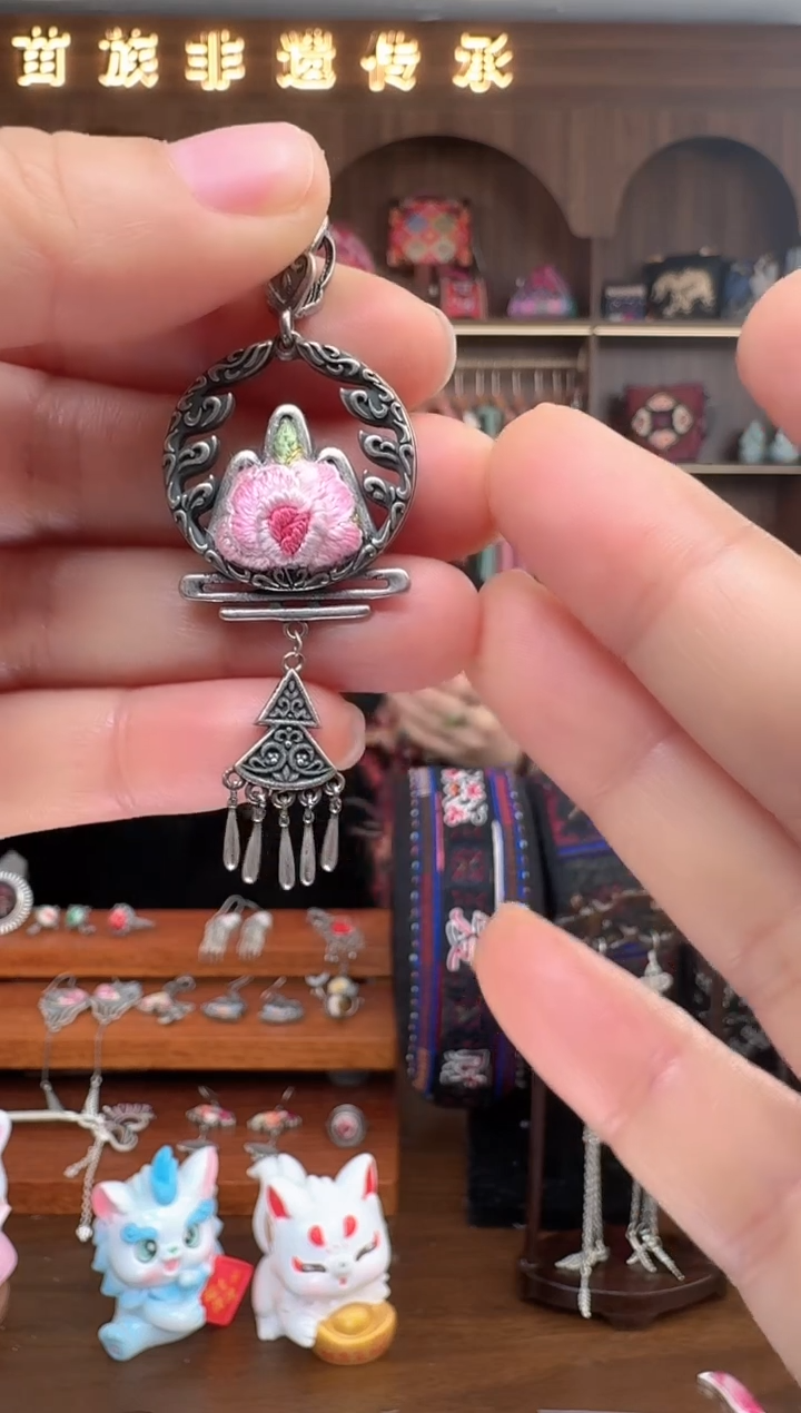 【闪购商品】织绣扶光苗绣传承183