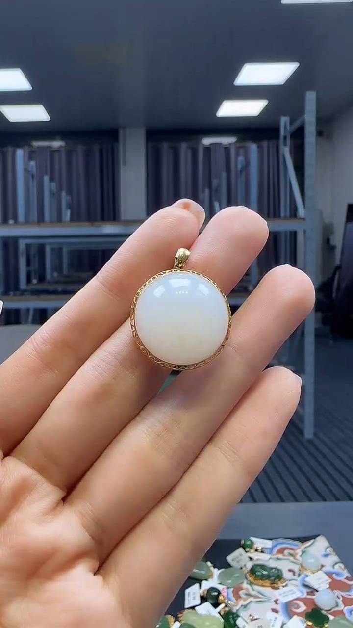 18K金镶嵌和田玉挂件1