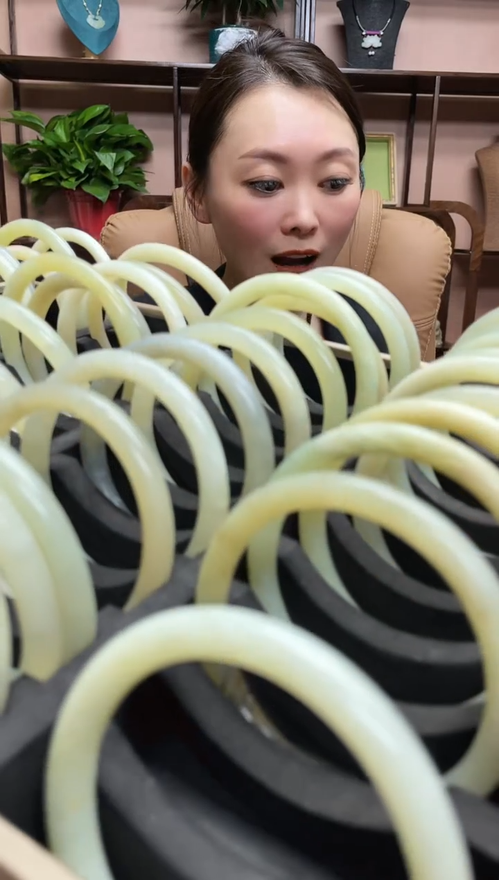 【闪购商品】蛇纹石玉手镯未镶嵌多样性发货 其中发一