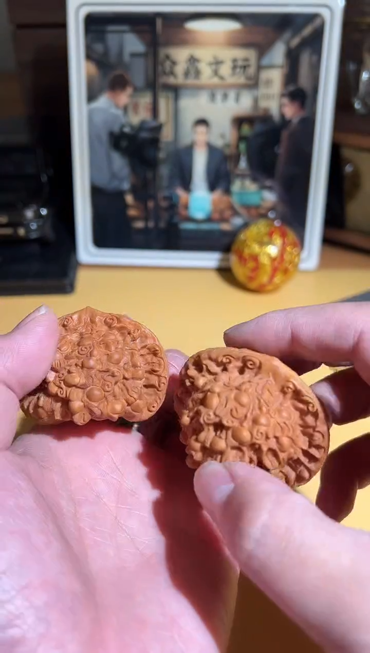 【闪购商品】文玩核桃把件雕刻二龙戏珠