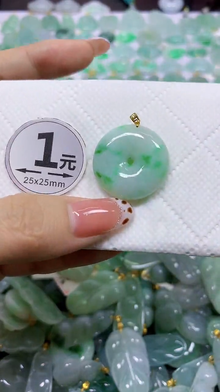 颈饰18K金镶嵌翡翠天然翡翠A货