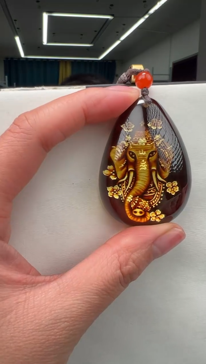 琥珀颈饰未镶嵌象神