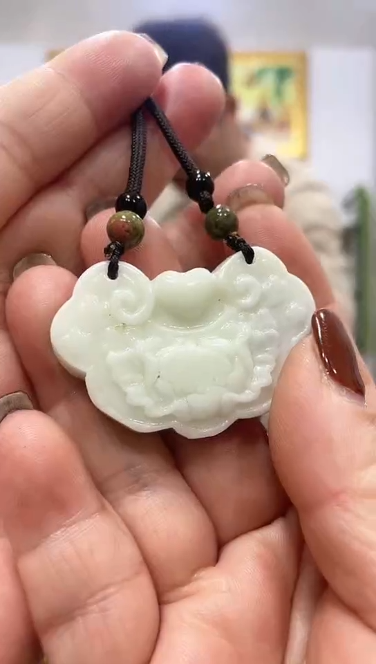 未镶嵌蛇纹石玉吊坠    