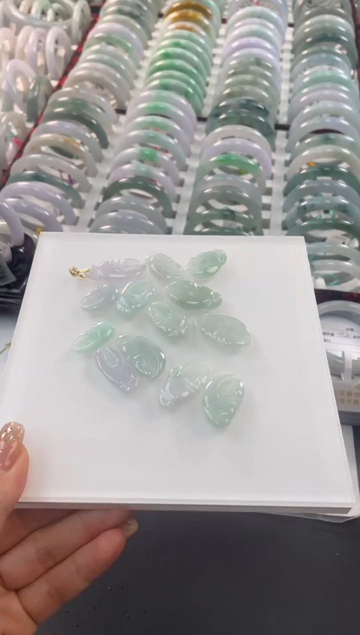 【闪购商品】翡翠吊坠(不含链)未镶嵌多样性发货 发一件