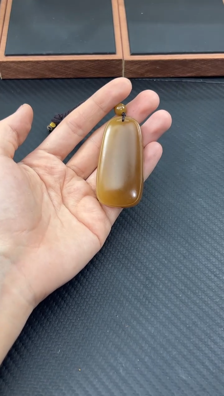 和田玉未镶嵌吊坠(赠链)且末金山微色差吊坠