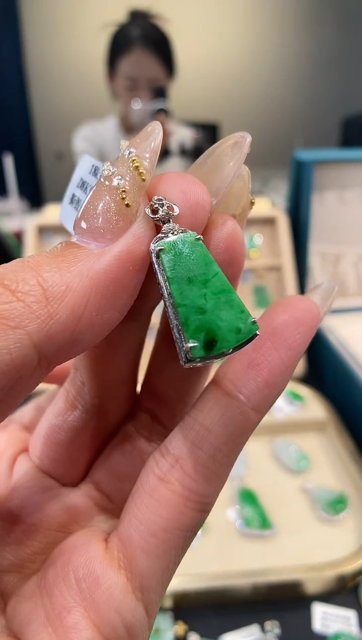 【闪购商品】翡翠颈饰18K金镶嵌无事牌