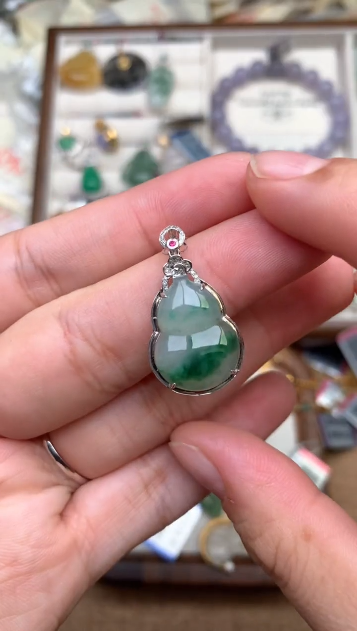 18K金镶嵌挂件翡翠1