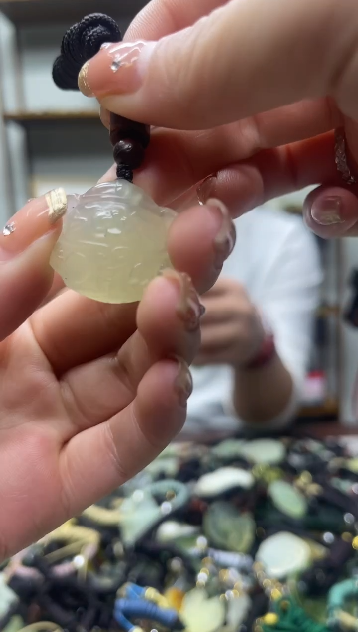 未镶嵌蛇纹石玉吊坠·