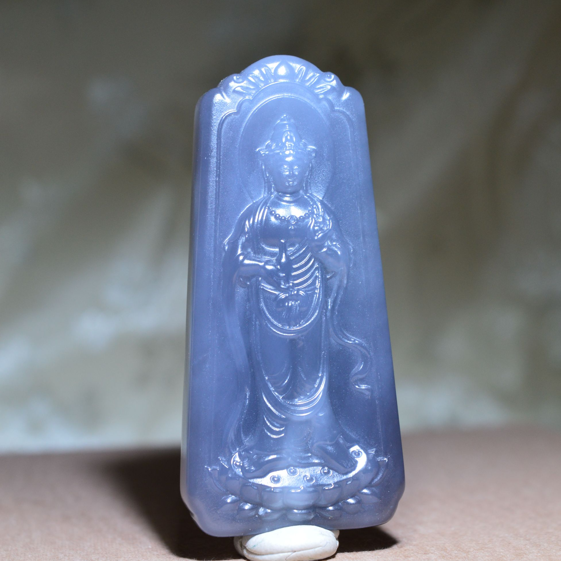 天然和田玉纯色精雕大慈大悲菩萨玉吊坠