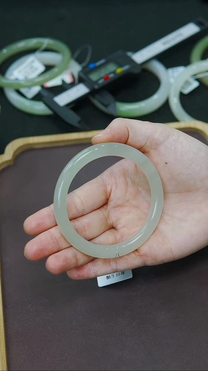 未镶嵌手镯和田玉59圈口冰胶葡萄肉美人条