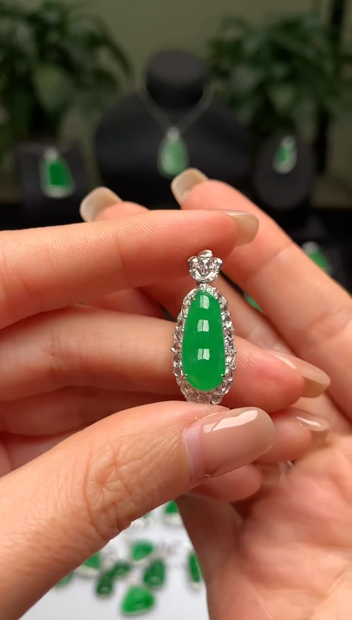 颈饰18K金镶嵌翡翠福豆