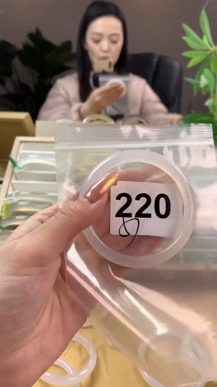 【闪购商品】玛瑙/玉髓手镯未镶嵌220