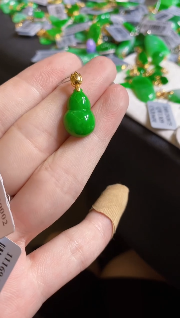 翡翠18K金镶嵌颈饰葫芦