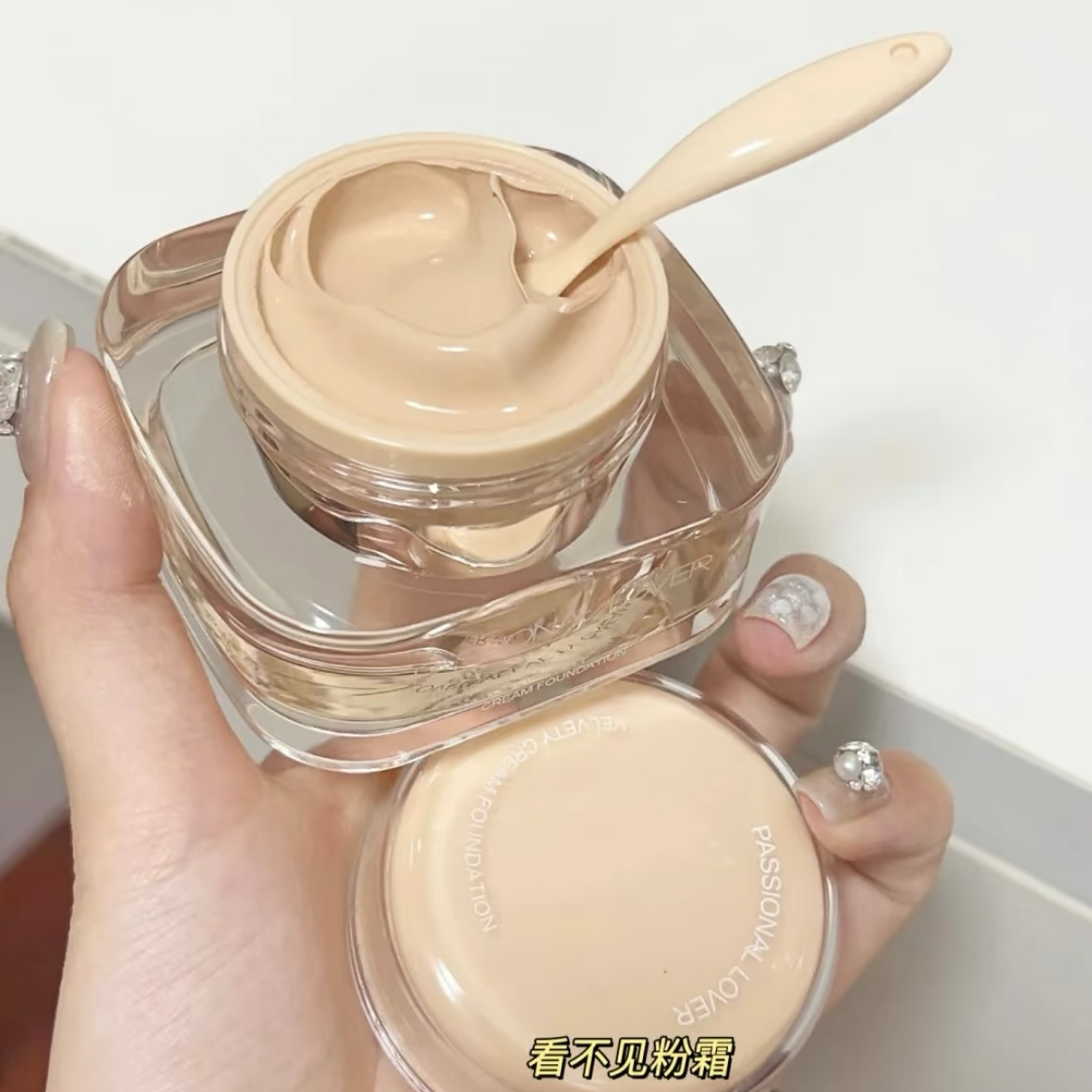轻薄服帖打造光泽感奶油肌的粉霜