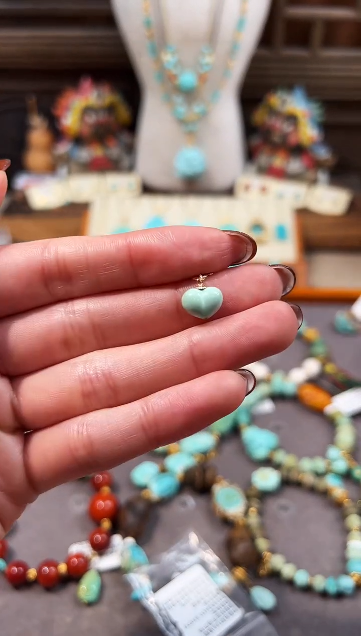 18K金镶嵌绿松石提溜爱心屁桃