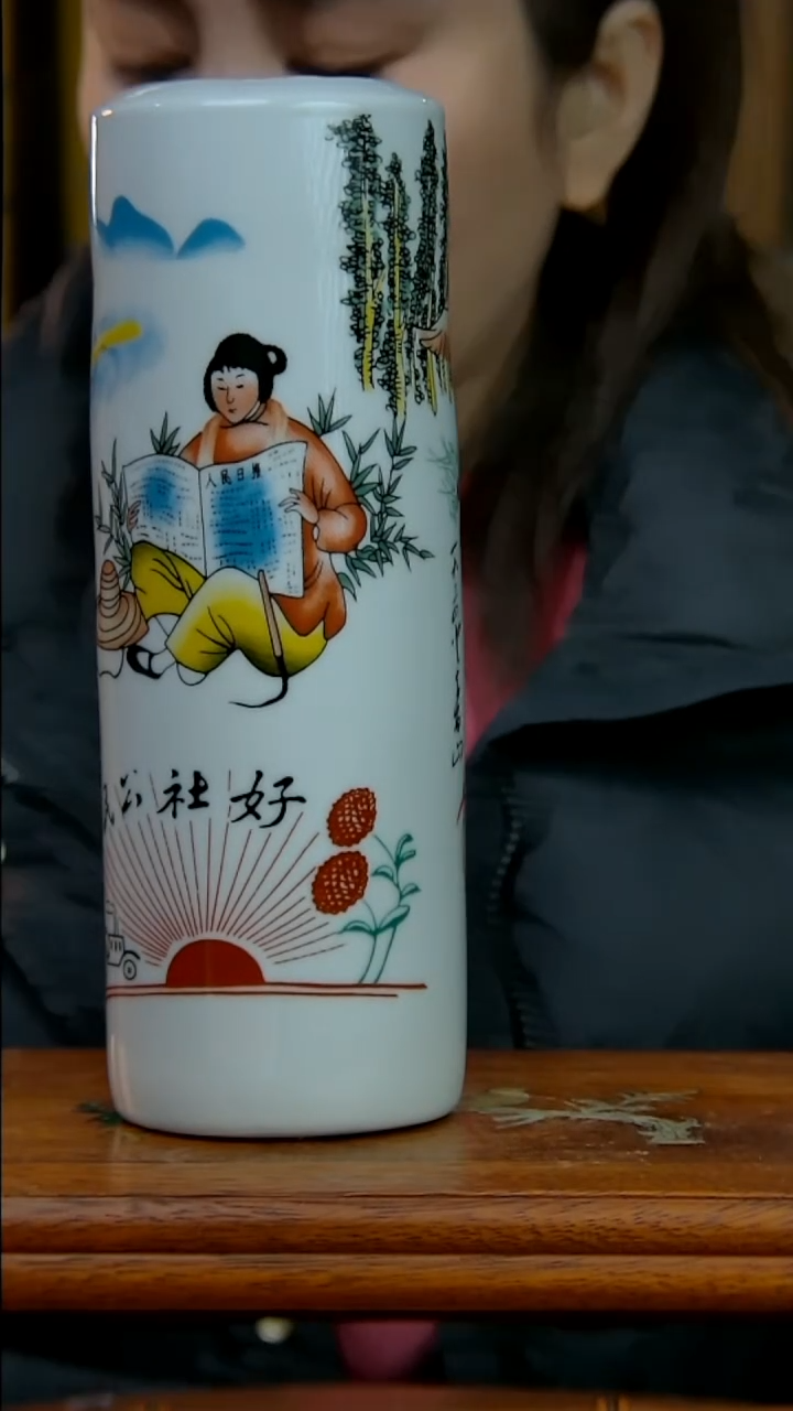 摆件陶景德镇陶瓷摆件看报笔筒