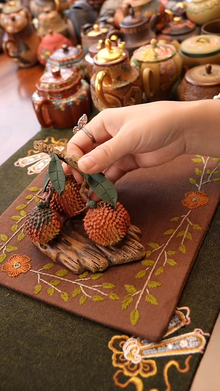 茶壶紫砂荔枝摆件