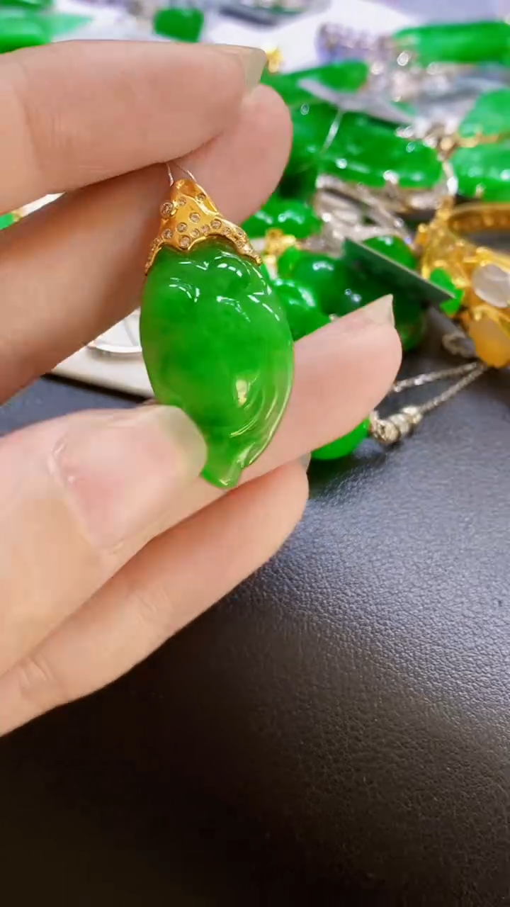 颈饰18K金镶嵌翡翠随型