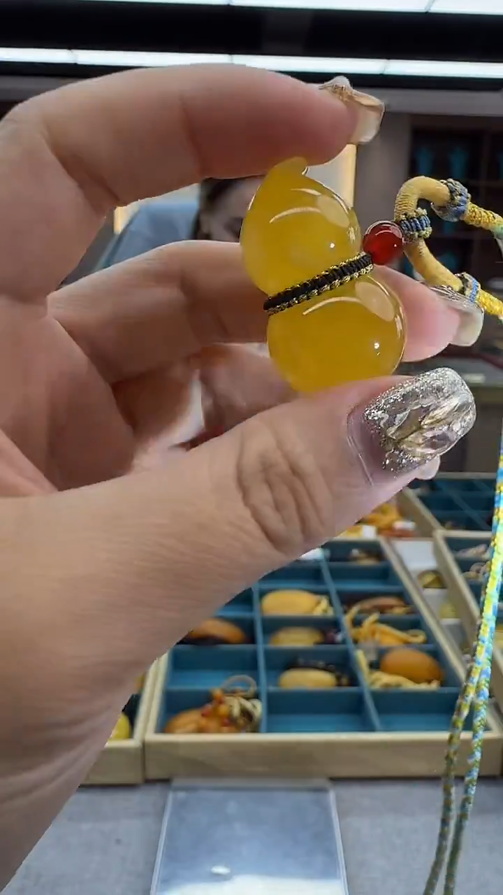 琥珀颈饰未镶嵌210秒拍号 假一罚三 