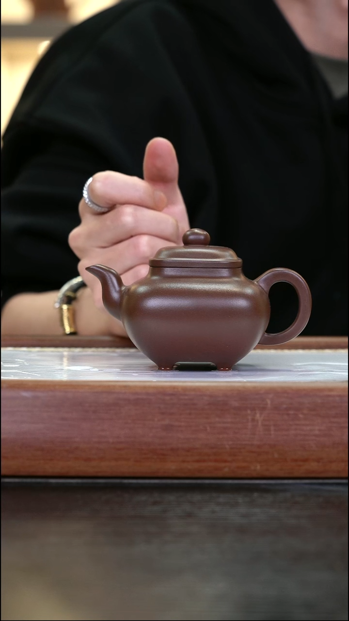 茶壶紫砂   革紫泥    传炉   230cc     全手工