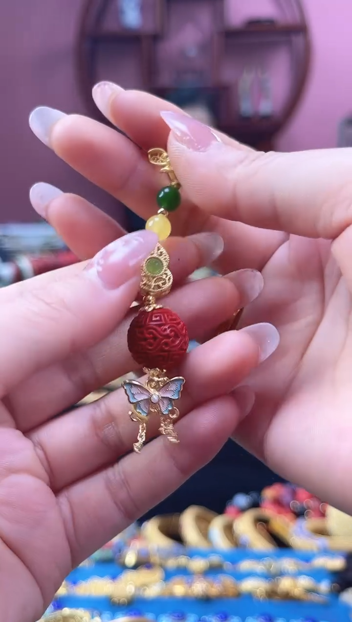 v****o非遗技艺 雕漆压襟 蝴蝶款