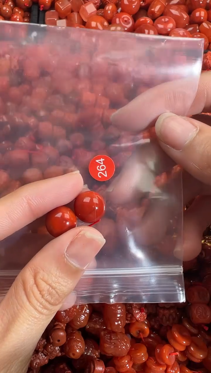 南红玛瑙未镶嵌颈饰1