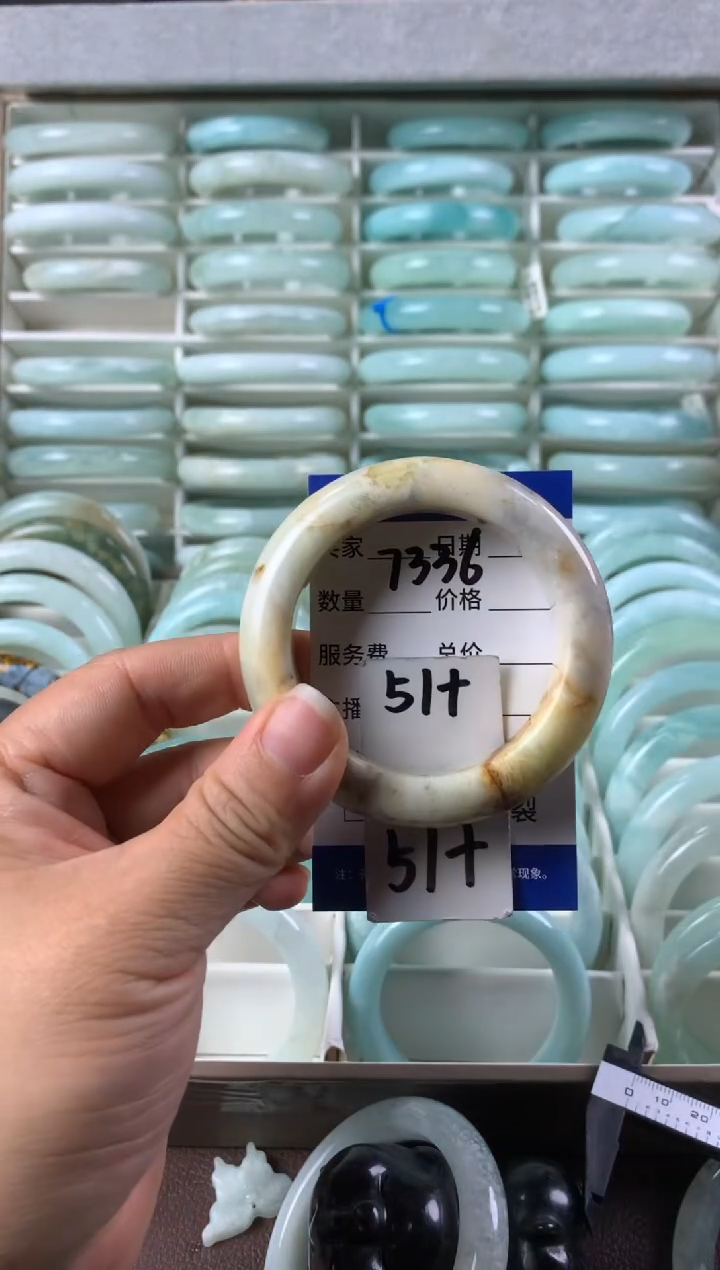 【闪购商品】蛇纹石玉手镯未镶嵌7336