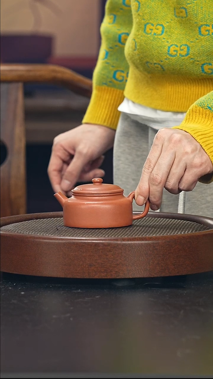 茶壶紫砂扁德中-老红泥-全手工微微瑕-150cc