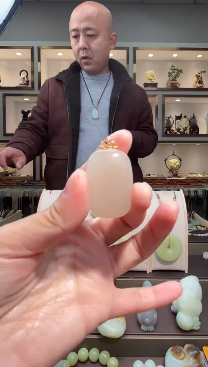 颈饰18K金镶嵌和田玉苏