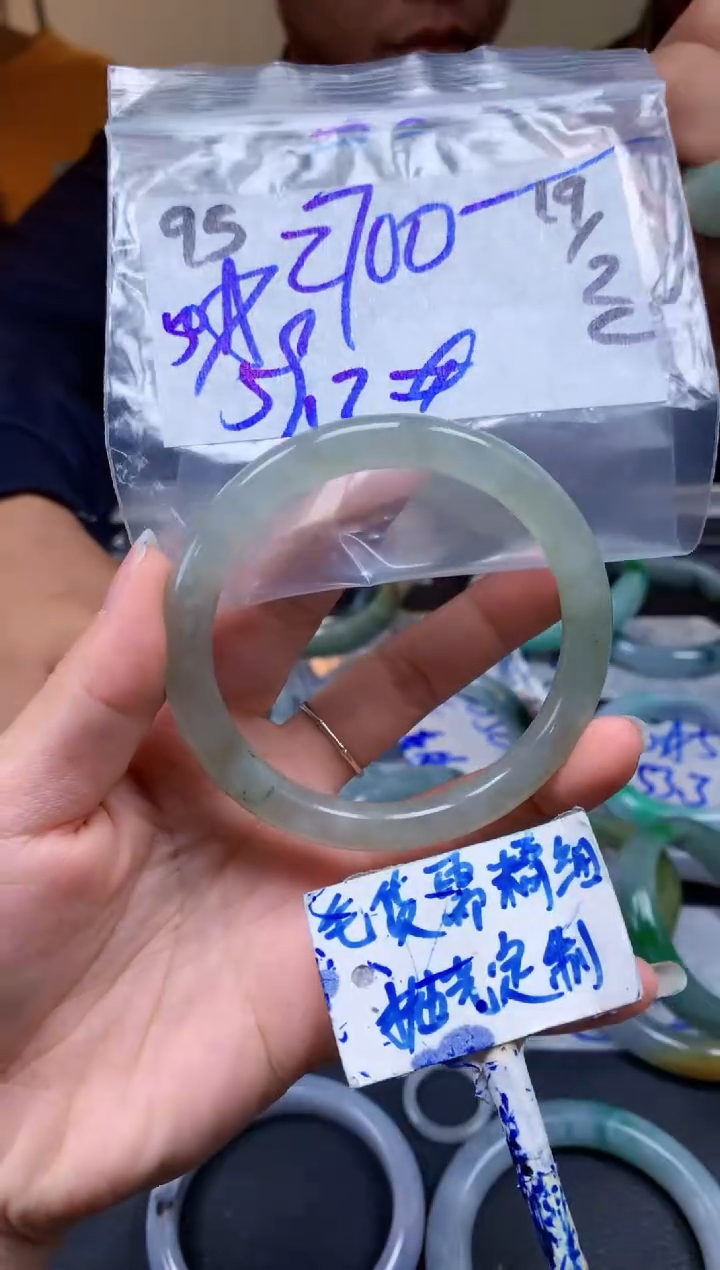 【闪购商品】定制翡翠未镶嵌95毛货需精细抛光手镯多样性拍一发一